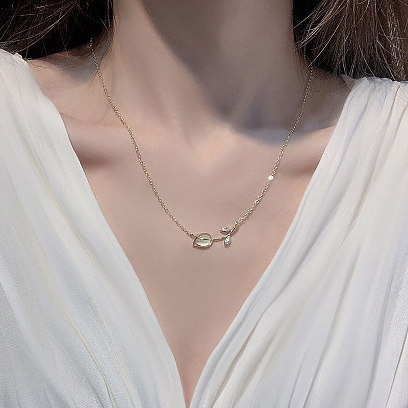 Pith tulip necklace
